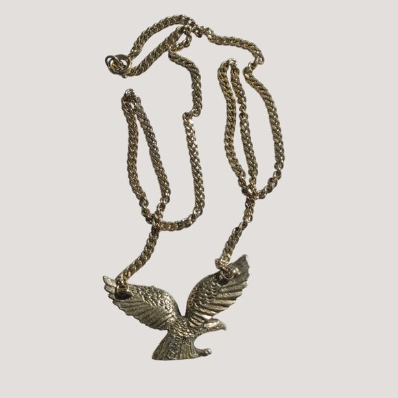 Eagle Flying Pendant 18 Inch Necklace Avon Gold Tone Cuban Style Chain Vintage - Picture 6 of 14
